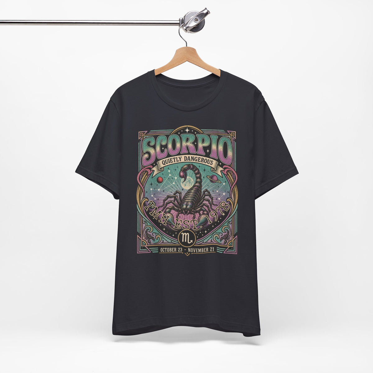 Gepersonaliseerd Scorpio T-shirt met astrologisch vintage design, sterrenbeeld Schorpioen, naam en geboortejaar — uniek shirt voor Scorpio’s en astrologieliefhebbers.