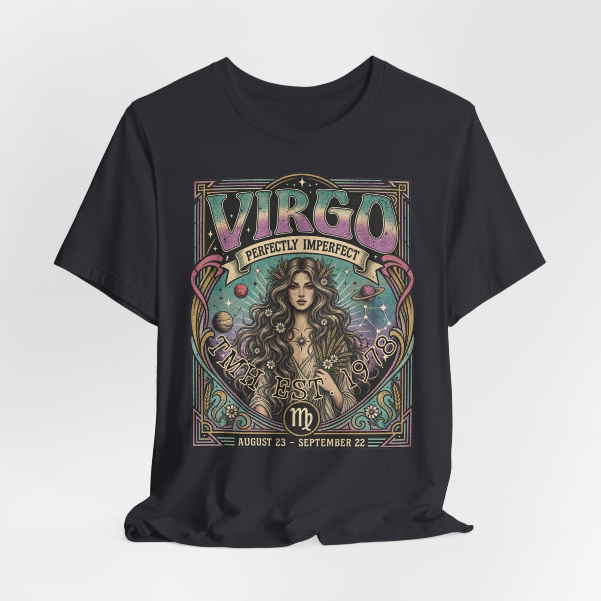 Gepersonaliseerd Virgo T-shirt met astrologisch vintage design, sterrenbeeld Maagd, naam en geboortejaar — uniek shirt voor Virgo’s en astrologieliefhebbers.