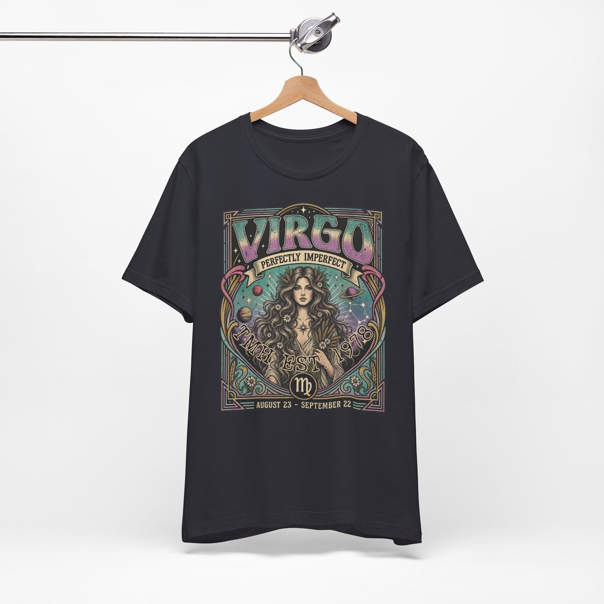 Gepersonaliseerd Virgo T-shirt met astrologisch vintage design, sterrenbeeld Maagd, naam en geboortejaar — uniek shirt voor Virgo’s en astrologieliefhebbers. verjaardag