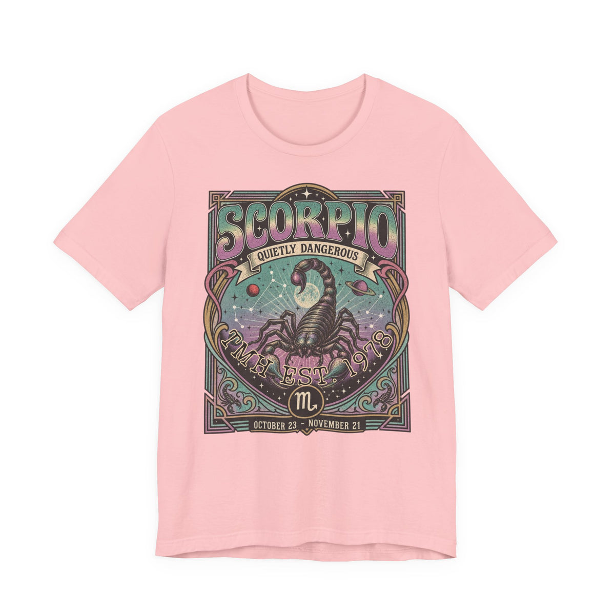 Gepersonaliseerd Scorpio T-shirt met astrologisch vintage design, sterrenbeeld Schorpioen, naam en geboortejaar — uniek shirt voor Scorpio’s en astrologieliefhebbers.