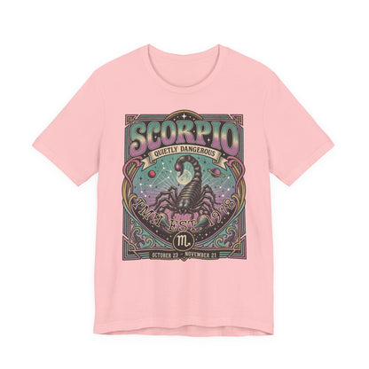 Gepersonaliseerd Scorpio T-shirt met astrologisch vintage design, sterrenbeeld Schorpioen, naam en geboortejaar — uniek shirt voor Scorpio’s en astrologieliefhebbers.