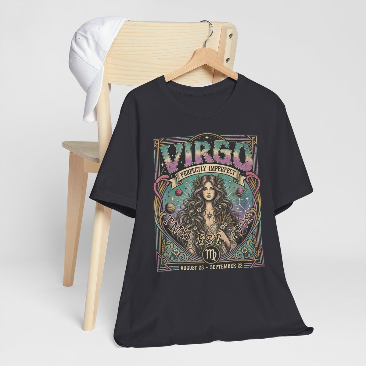 Gepersonaliseerd Virgo T-shirt met astrologisch vintage design, sterrenbeeld Maagd, naam en geboortejaar — uniek shirt voor Virgo’s en astrologieliefhebbers. kado
