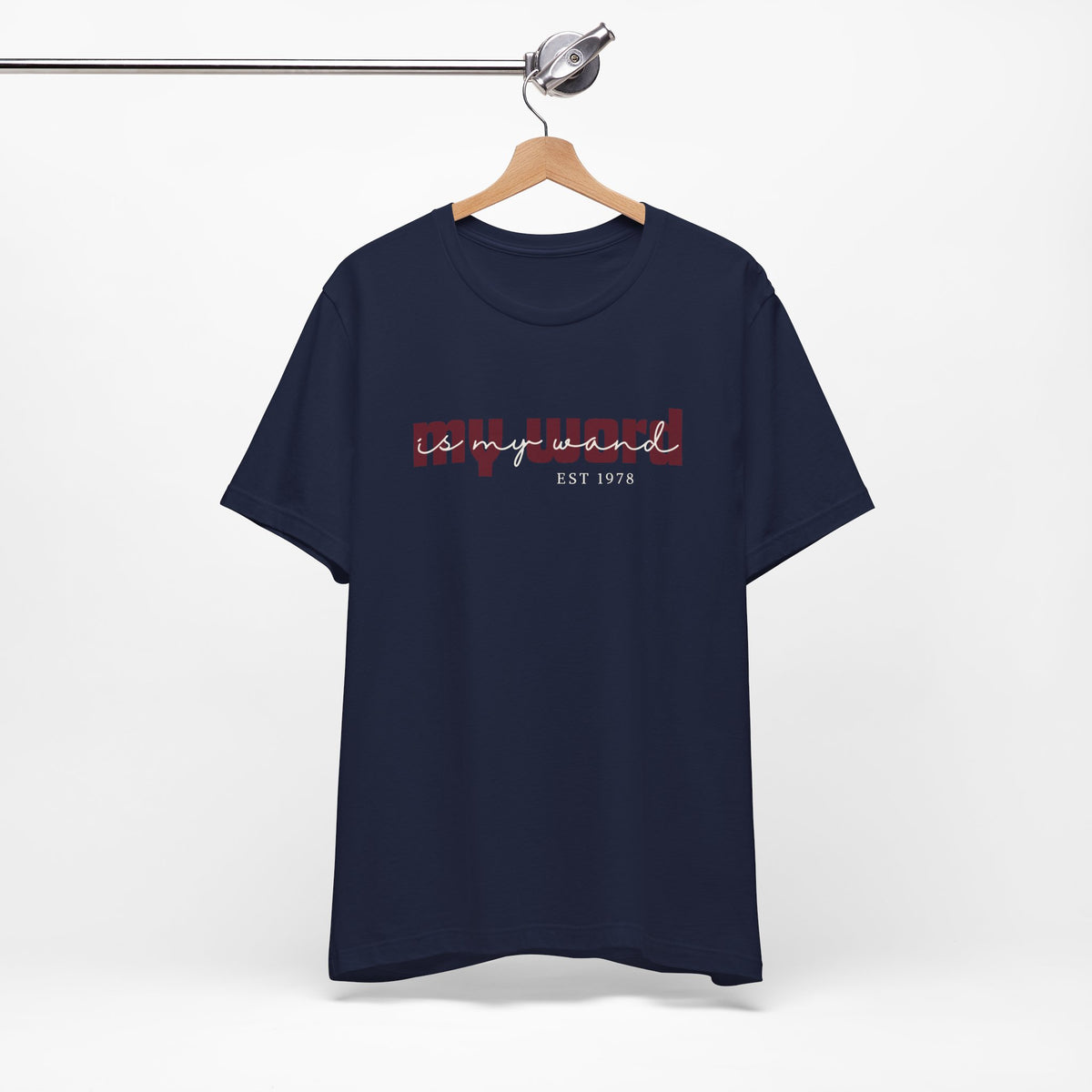 Ontdek het My Word Is My Wand T-shirt van Happysis. Personaliseer met jouw geboortejaar en draag een krachtige reminder van de magie van jouw woorden. ✨