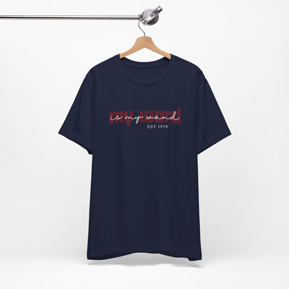 Ontdek het My Word Is My Wand T-shirt van Happysis. Personaliseer met jouw geboortejaar en draag een krachtige reminder van de magie van jouw woorden. ✨