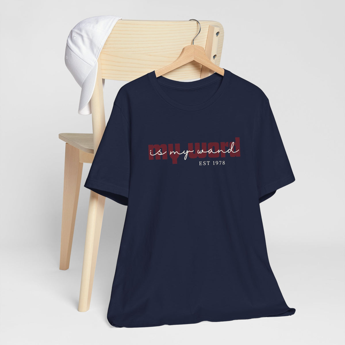 Ontdek het My Word Is My Wand T-shirt van Happysis. Personaliseer met jouw geboortejaar en draag een krachtige reminder van de magie van jouw woorden. ✨