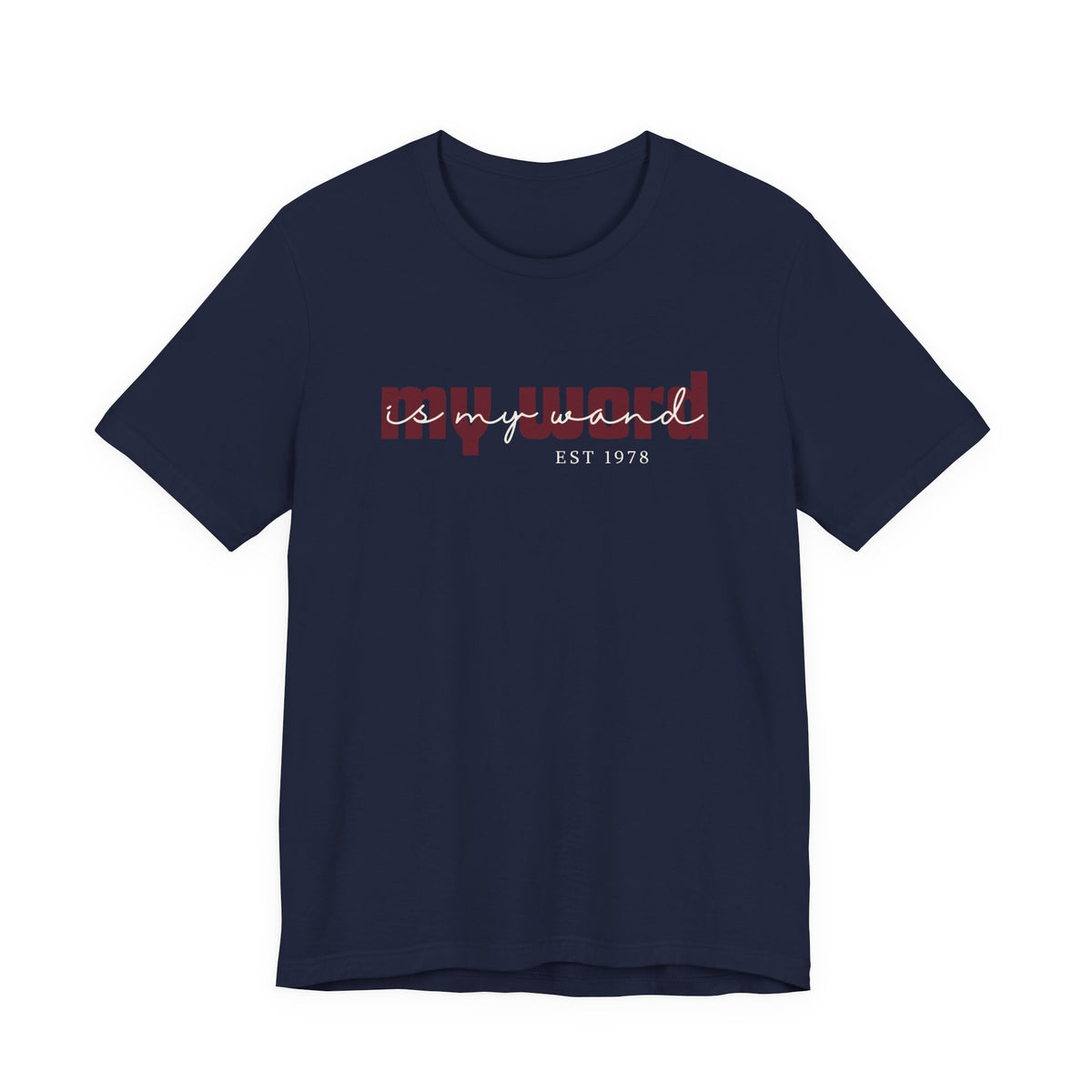 Ontdek het My Word Is My Wand T-shirt van Happysis. Personaliseer met jouw geboortejaar en draag een krachtige reminder van de magie van jouw woorden. ✨