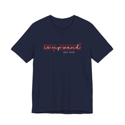Ontdek het My Word Is My Wand T-shirt van Happysis. Personaliseer met jouw geboortejaar en draag een krachtige reminder van de magie van jouw woorden. ✨
