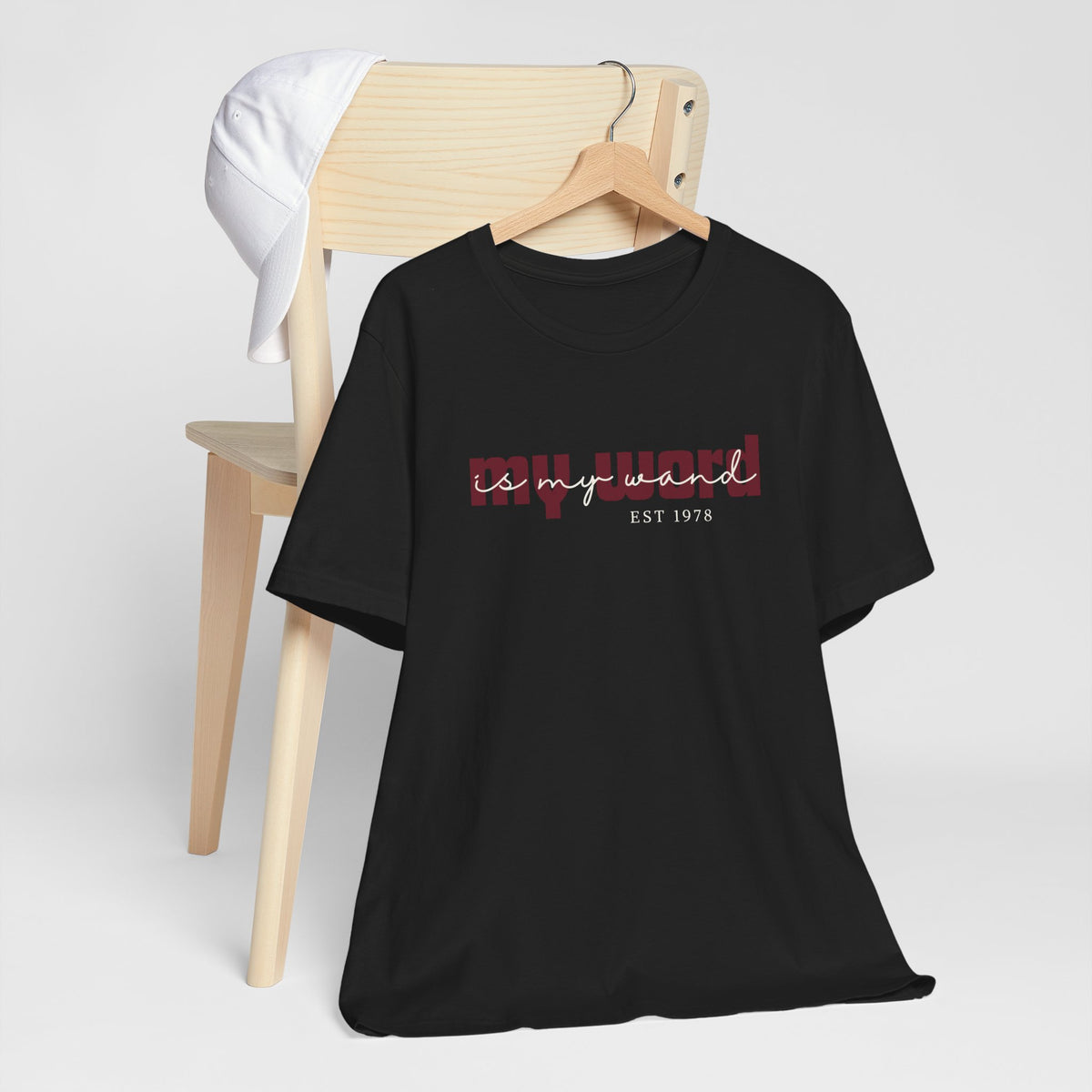 Ontdek het My Word Is My Wand T-shirt van Happysis. Personaliseer met jouw geboortejaar en draag een krachtige reminder van de magie van jouw woorden. ✨