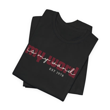 Ontdek het My Word Is My Wand T-shirt van Happysis. Personaliseer met jouw geboortejaar en draag een krachtige reminder van de magie van jouw woorden. ✨