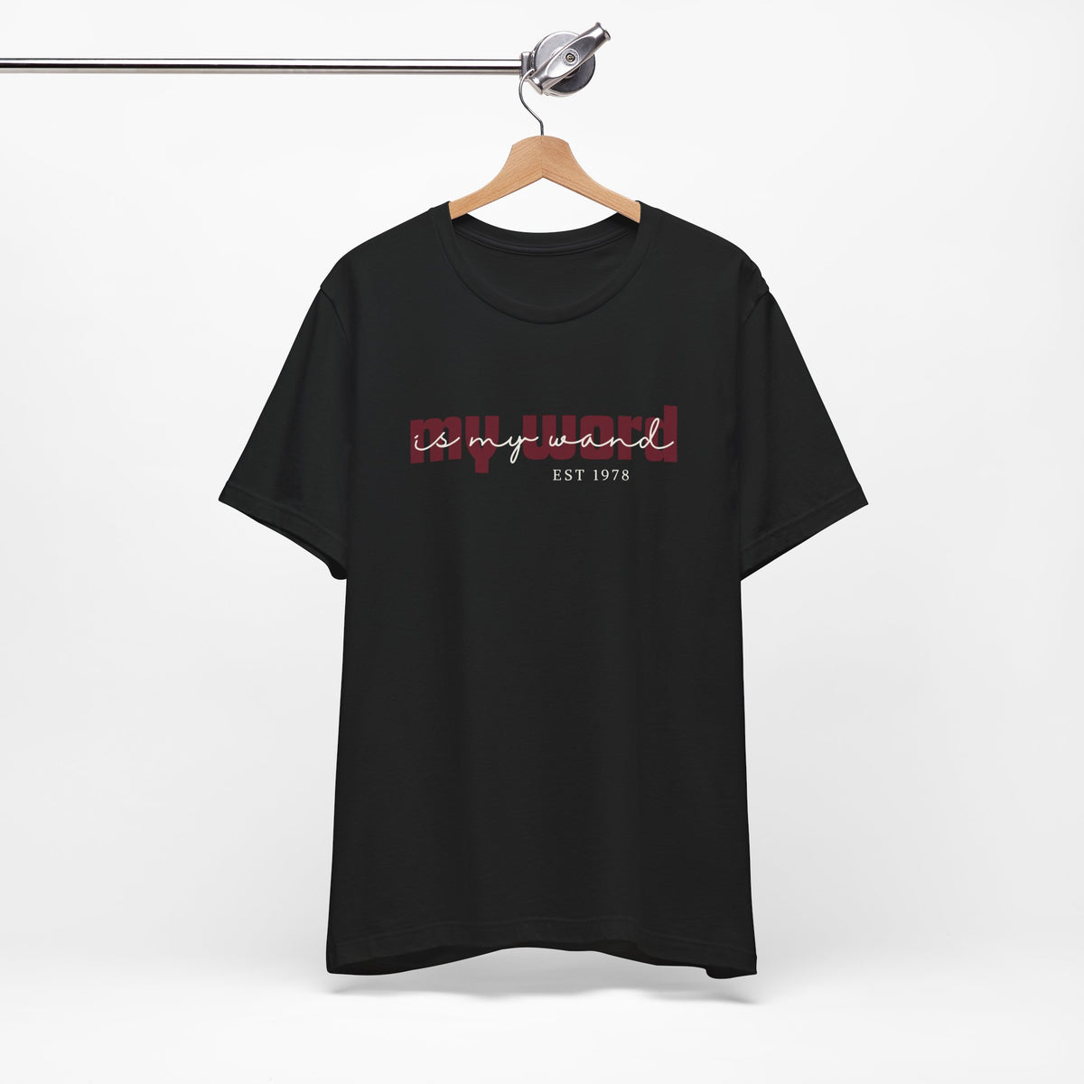 Ontdek het My Word Is My Wand T-shirt van Happysis. Personaliseer met jouw geboortejaar en draag een krachtige reminder van de magie van jouw woorden. ✨