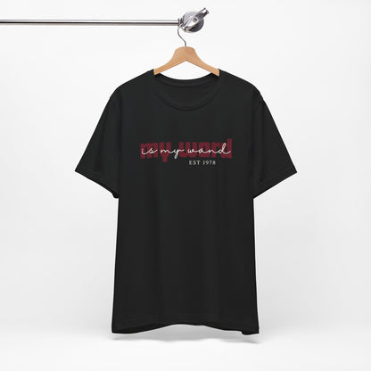 Ontdek het My Word Is My Wand T-shirt van Happysis. Personaliseer met jouw geboortejaar en draag een krachtige reminder van de magie van jouw woorden. ✨