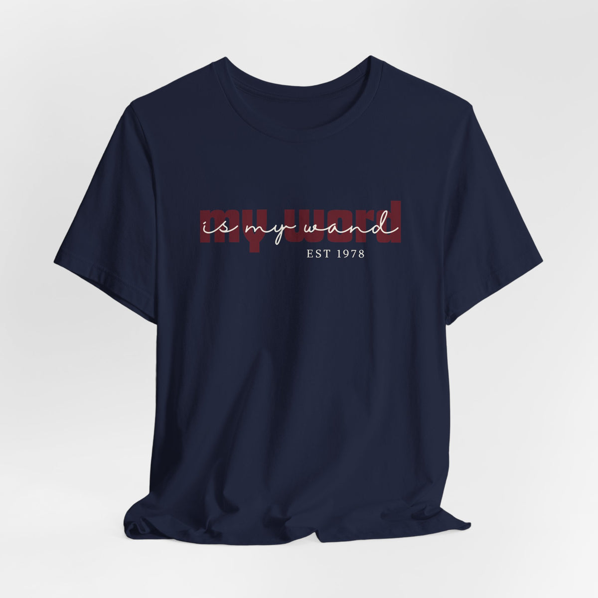 Ontdek het My Word Is My Wand T-shirt van Happysis. Personaliseer met jouw geboortejaar en draag een krachtige reminder van de magie van jouw woorden. ✨