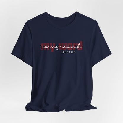 Ontdek het My Word Is My Wand T-shirt van Happysis. Personaliseer met jouw geboortejaar en draag een krachtige reminder van de magie van jouw woorden. ✨