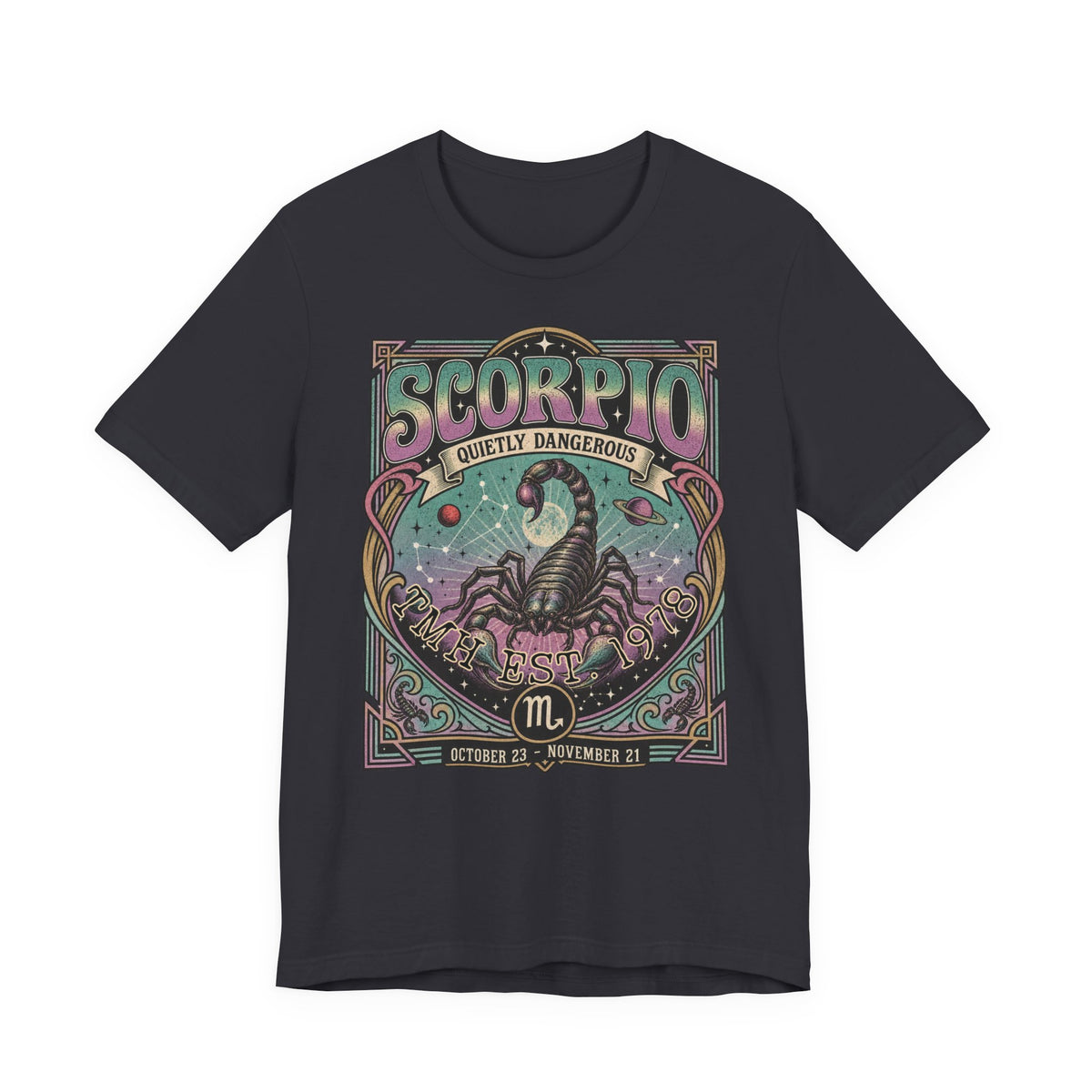 Gepersonaliseerd Scorpio T-shirt met astrologisch vintage design, sterrenbeeld Schorpioen, naam en geboortejaar — uniek shirt voor Scorpio’s en astrologieliefhebbers.