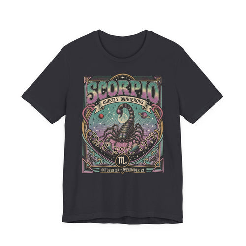 Gepersonaliseerd Scorpio T-shirt met astrologisch vintage design, sterrenbeeld Schorpioen, naam en geboortejaar — uniek shirt voor Scorpio’s en astrologieliefhebbers.
