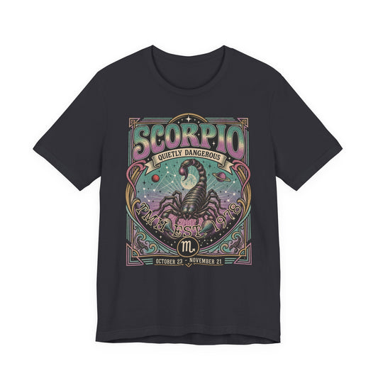 Gepersonaliseerd Scorpio T-shirt met astrologisch vintage design, sterrenbeeld Schorpioen, naam en geboortejaar — uniek shirt voor Scorpio’s en astrologieliefhebbers.