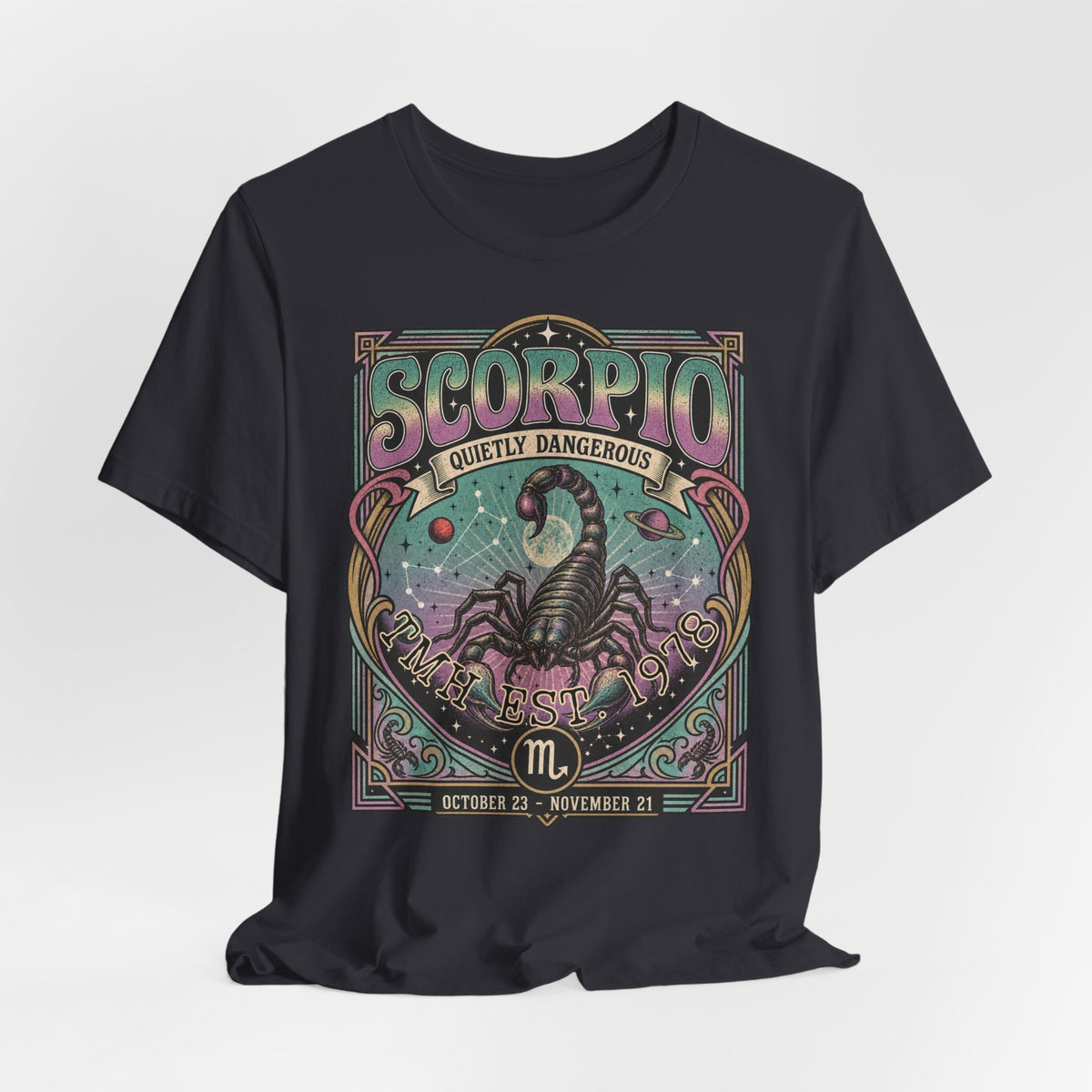 Gepersonaliseerd Scorpio T-shirt met astrologisch vintage design, sterrenbeeld Schorpioen, naam en geboortejaar — uniek shirt voor Scorpio’s en astrologieliefhebbers.