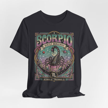 Gepersonaliseerd Scorpio T-shirt met astrologisch vintage design, sterrenbeeld Schorpioen, naam en geboortejaar — uniek shirt voor Scorpio’s en astrologieliefhebbers.