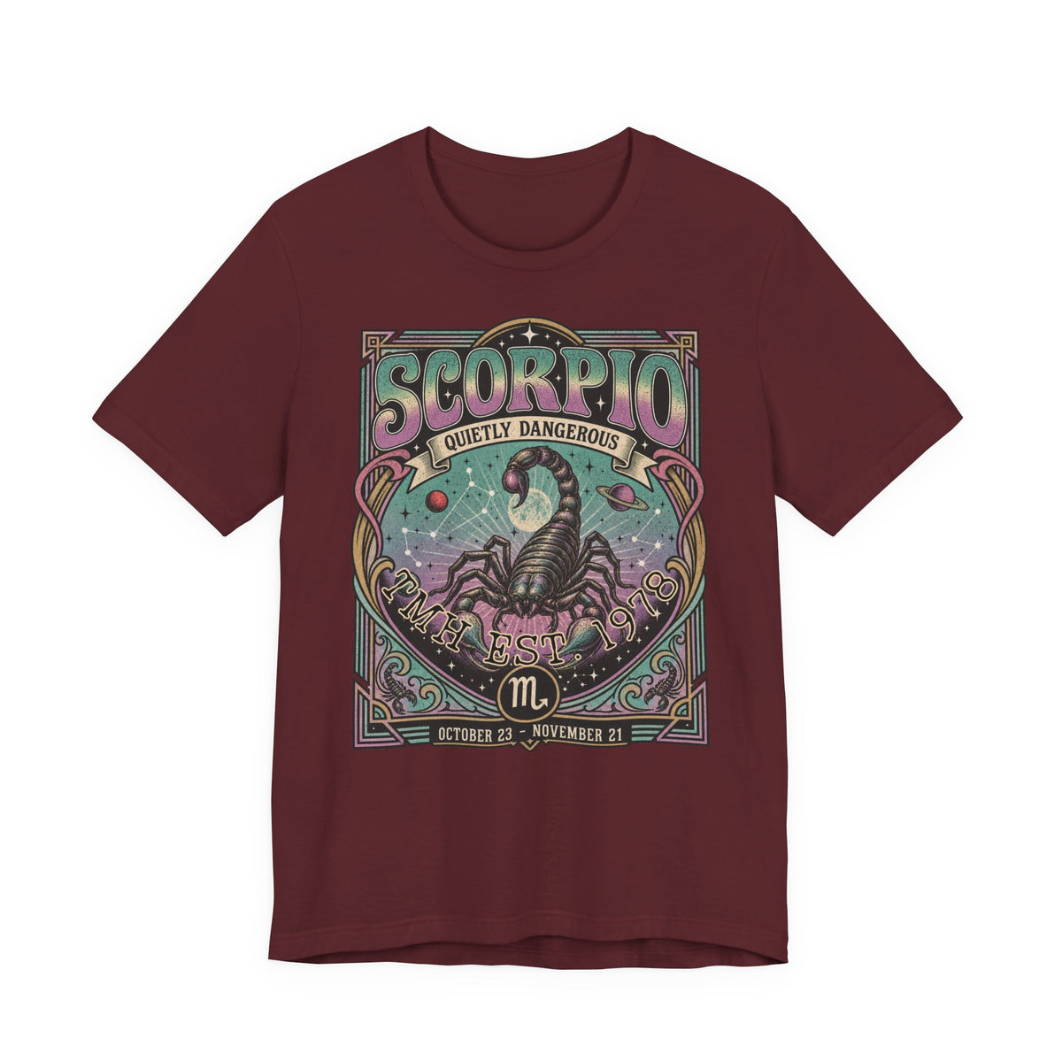 Gepersonaliseerd Scorpio T-shirt met astrologisch vintage design, sterrenbeeld Schorpioen, naam en geboortejaar — uniek shirt voor Scorpio’s en astrologieliefhebbers.
