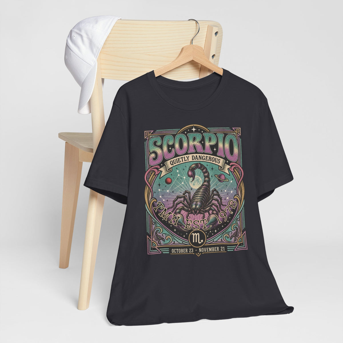 Gepersonaliseerd Scorpio T-shirt met astrologisch vintage design, sterrenbeeld Schorpioen, naam en geboortejaar — uniek shirt voor Scorpio’s en astrologieliefhebbers.