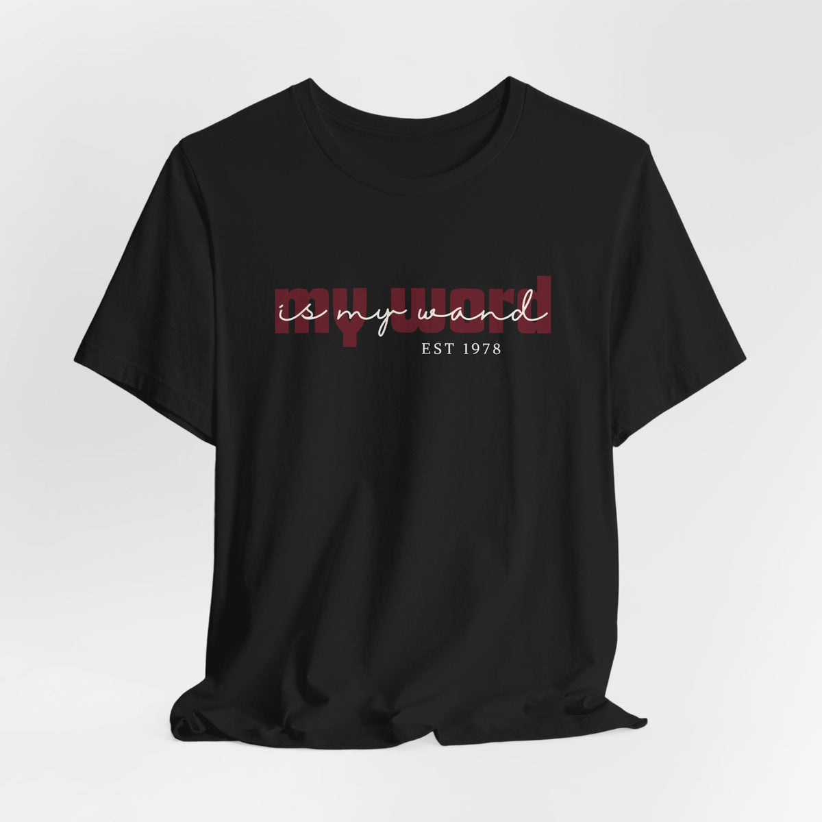 Ontdek het My Word Is My Wand T-shirt van Happysis. Personaliseer met jouw geboortejaar en draag een krachtige reminder van de magie van jouw woorden. ✨