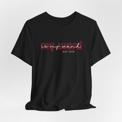 Ontdek het My Word Is My Wand T-shirt van Happysis. Personaliseer met jouw geboortejaar en draag een krachtige reminder van de magie van jouw woorden. ✨