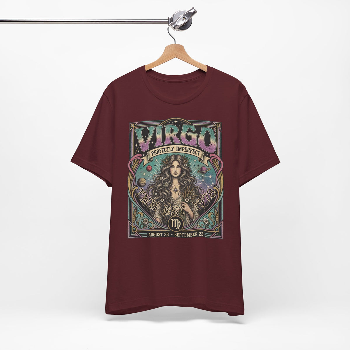 Gepersonaliseerd Virgo T-shirt met astrologisch vintage design, sterrenbeeld Maagd, naam en geboortejaar — uniek shirt voor Virgo’s en astrologieliefhebbers.