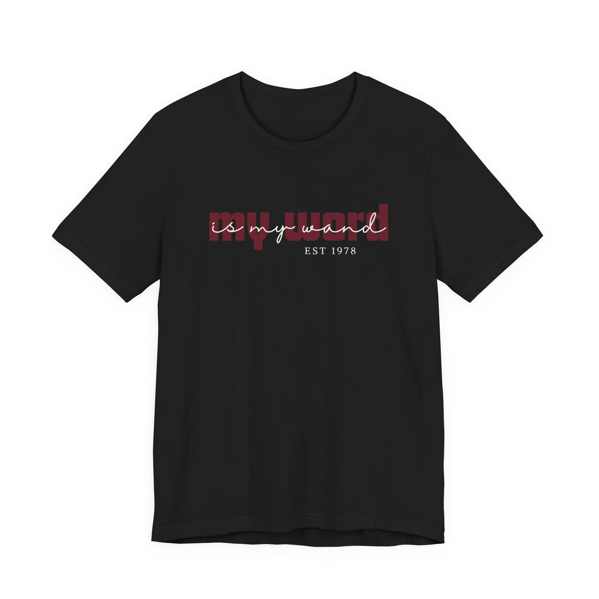 Ontdek het My Word Is My Wand T-shirt van Happysis. Personaliseer met jouw geboortejaar en draag een krachtige reminder van de magie van jouw woorden. ✨