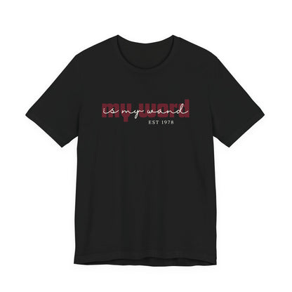Ontdek het My Word Is My Wand T-shirt van Happysis. Personaliseer met jouw geboortejaar en draag een krachtige reminder van de magie van jouw woorden. ✨