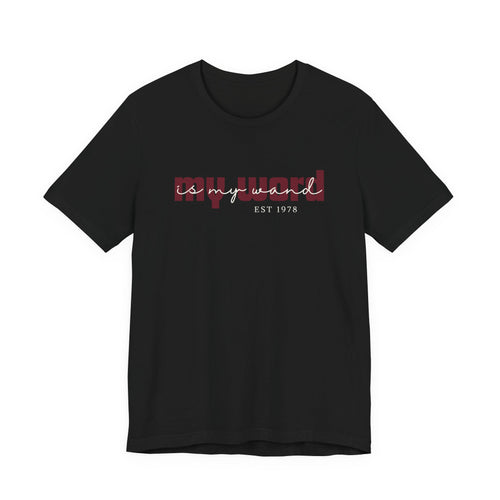 Ontdek het My Word Is My Wand T-shirt van Happysis. Personaliseer met jouw geboortejaar en draag een krachtige reminder van de magie van jouw woorden. ✨