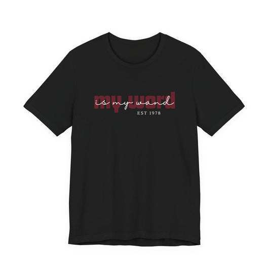Ontdek het My Word Is My Wand T-shirt van Happysis. Personaliseer met jouw geboortejaar en draag een krachtige reminder van de magie van jouw woorden. ✨