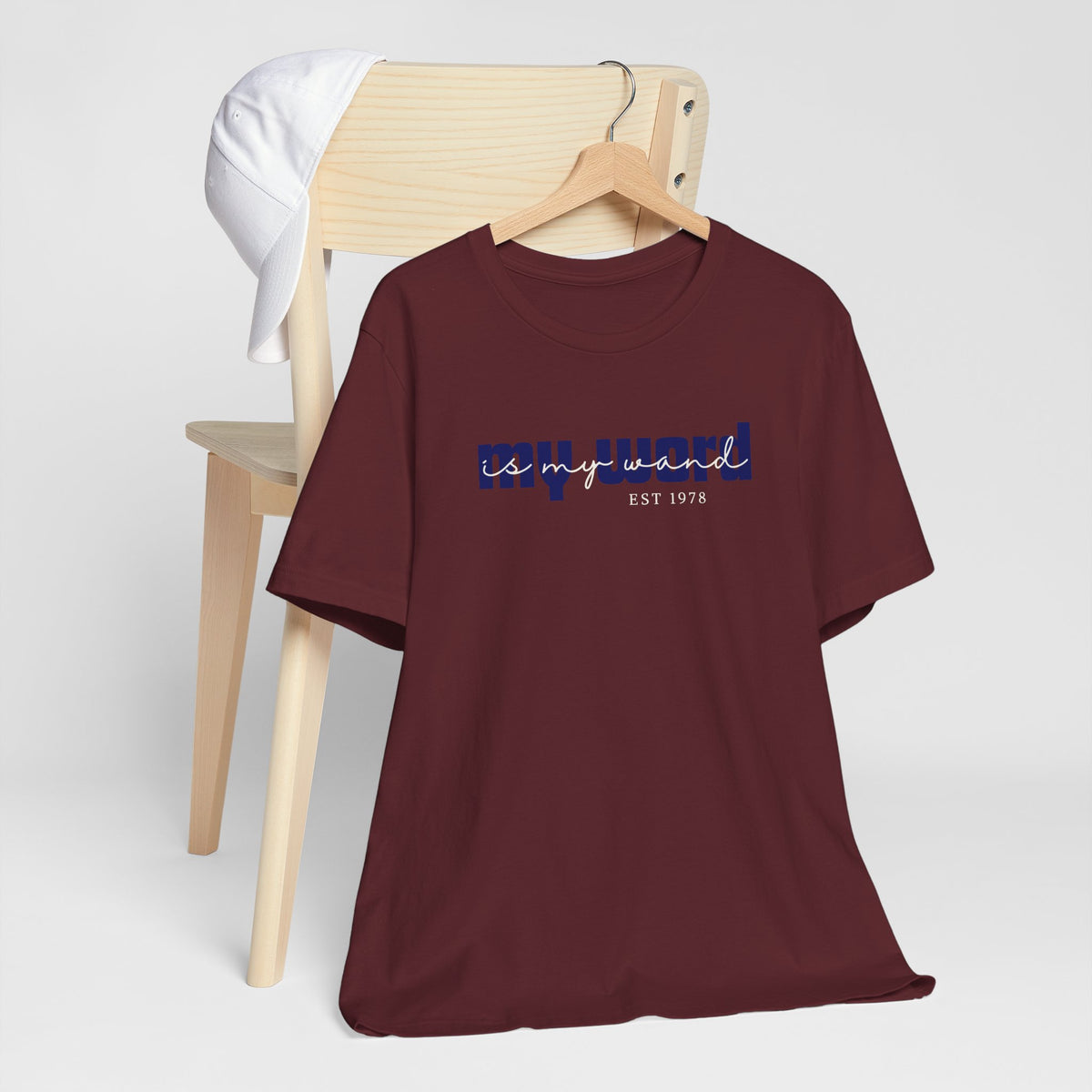Ontdek het My Word Is My Wand T-shirt van Happysis. Personaliseer met jouw geboortejaar en draag een krachtige reminder van de magie van jouw woorden. ✨