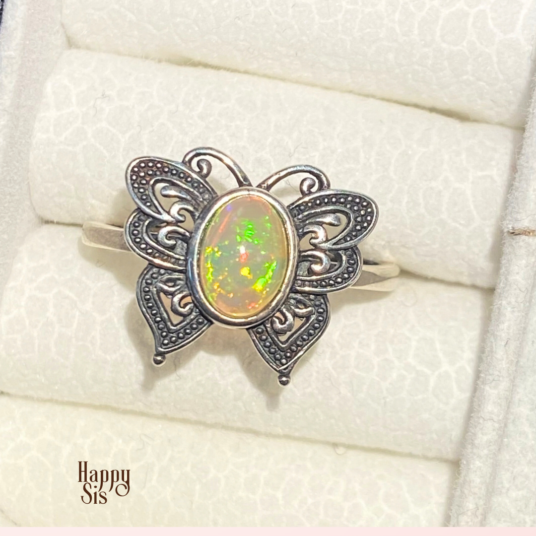 Opaal Vlinder Ring | Playful iridescent glow