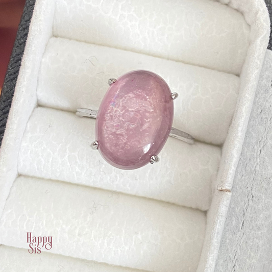 925 sterling zilveren ring met een grote ovale paarse mica steen in een vierpoots zetting. De natuurlijke lila steen heeft een subtiele glans en is gemonteerd op een fijne, verstelbare zilveren ringband. Purple mica ring