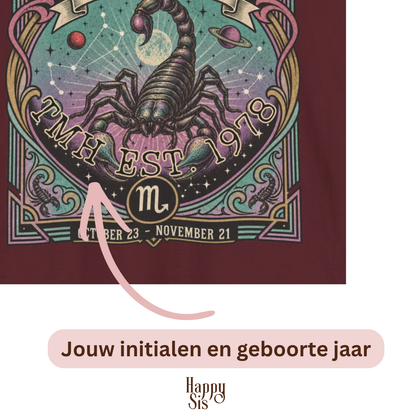 Gepersonaliseerd Scorpio T-shirt met astrologisch vintage design, sterrenbeeld Schorpioen, naam en geboortejaar — uniek shirt voor Scorpio’s en astrologieliefhebbers.